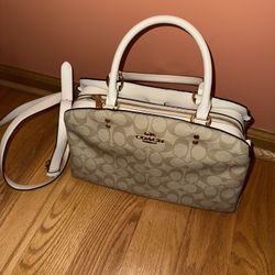 Coach Lillie Carryall – Light Khaki/Chalk
