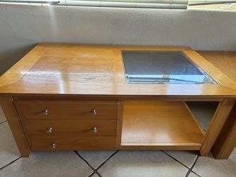 Mesa de centro de madera con superficie de vidrio y cajones