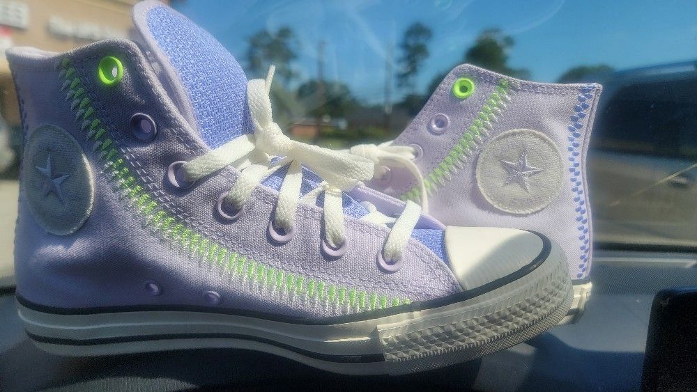 Light Purple Converse Woman Size 8 Shoes (No Box, NEW!)
