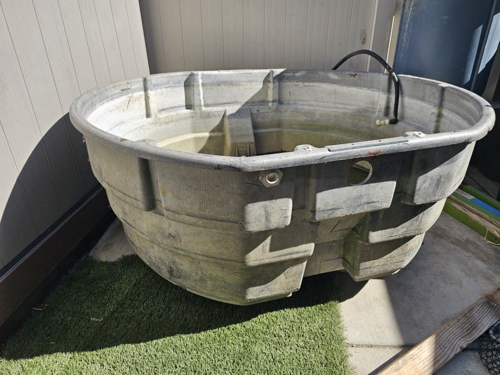 300 Gallon Rubbermaid