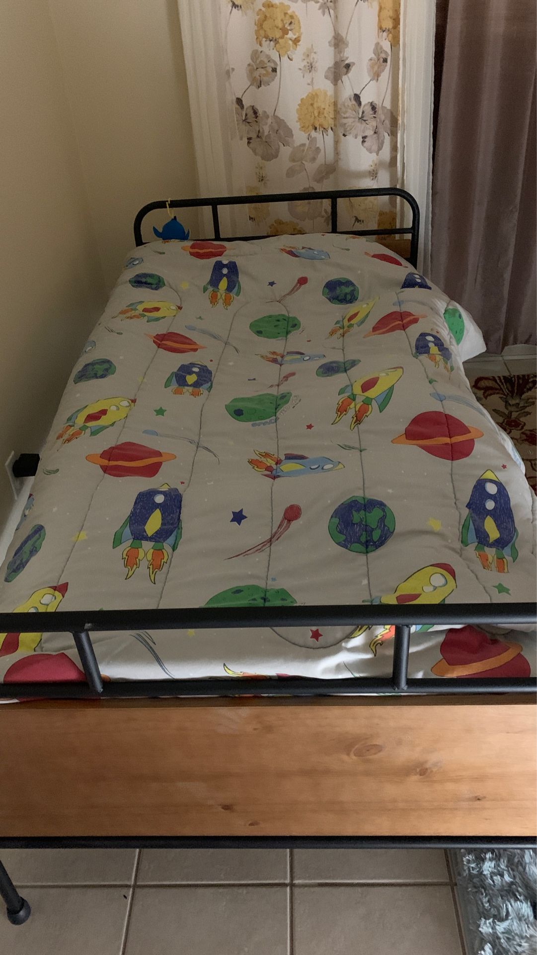 This bed is for 80$ only ,like a new!!