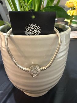 Pulsera marca Pandora mide 7 pulgadas