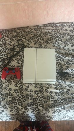 PlayStation 4 white edition