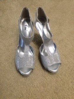Silver wedding/prom shoes 6 1/2