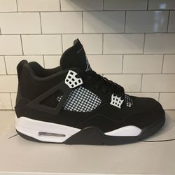 Men’s Jordan Retro 4 White Thunder Size 10.5.