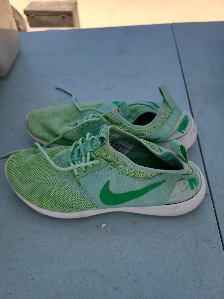 Nike pistachio size 7 women shoes