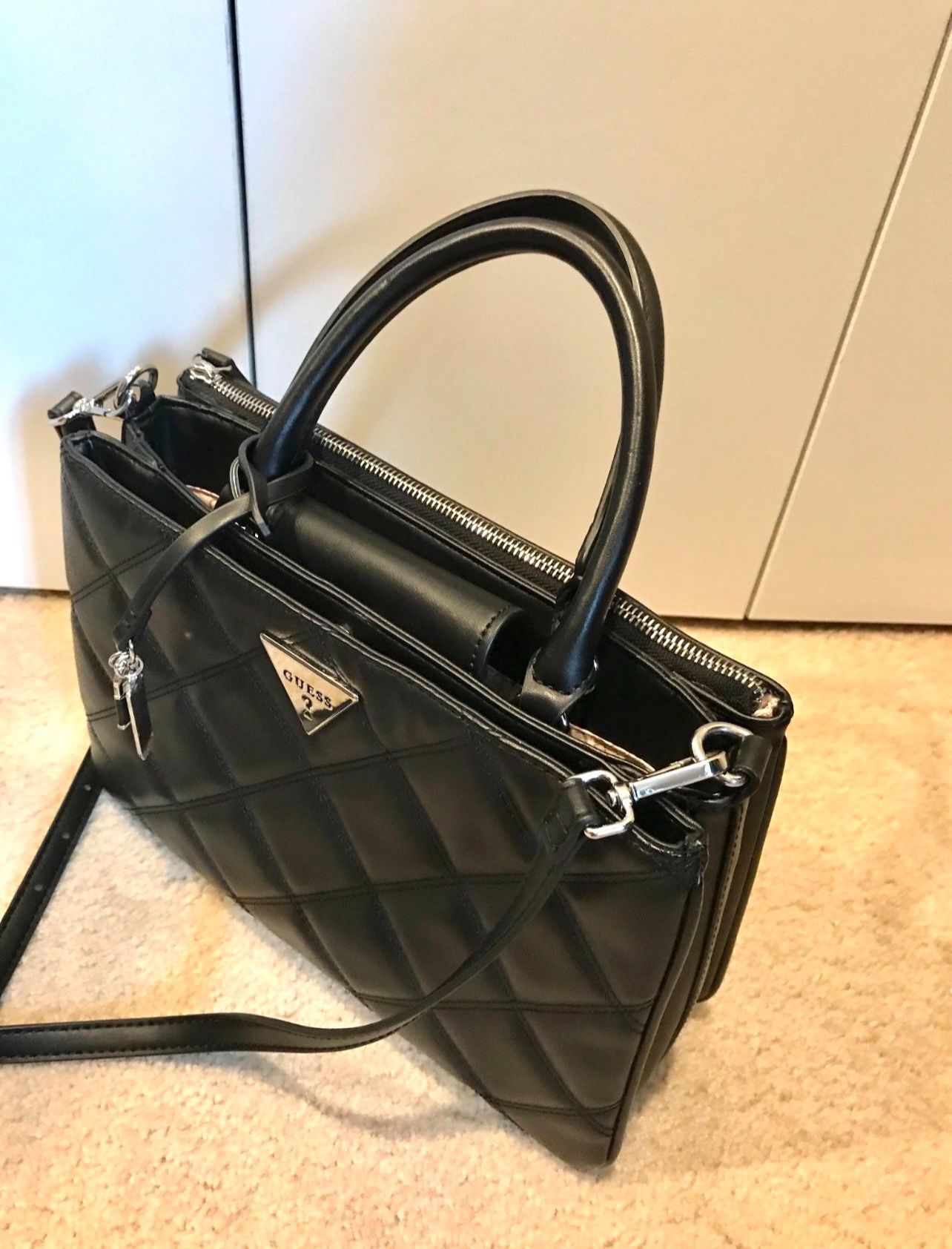 ❗️NEW Guess Black Handbag  L12"  H9"  W6".