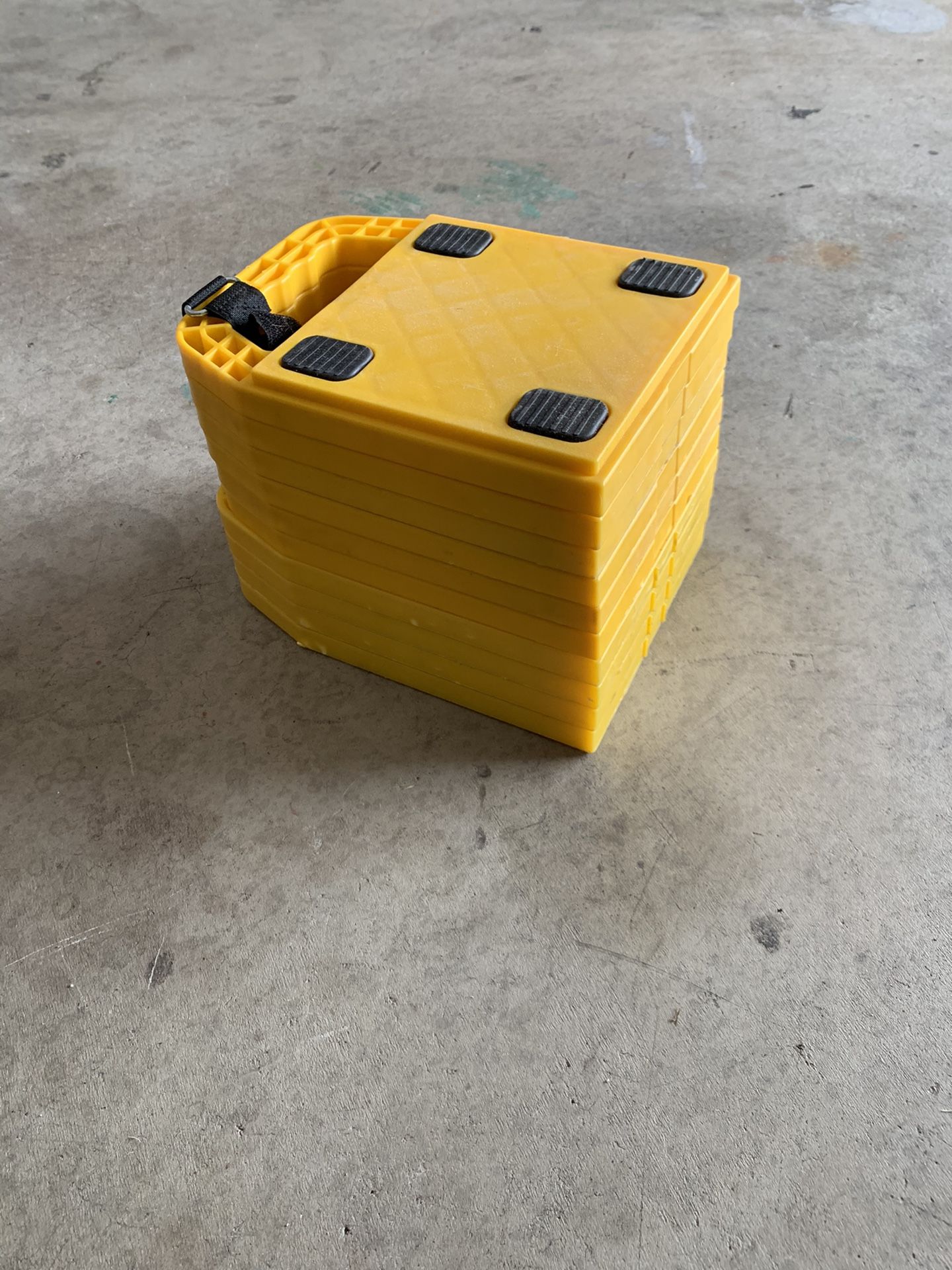 Trailer/RV leveling blocks-jack pads