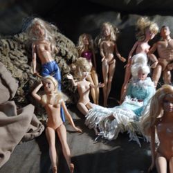 21 Barbie Dolls