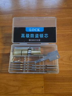New lock with 8 keys