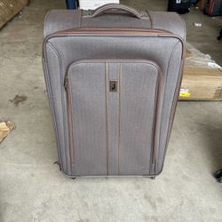 Delsey 28 in Wheeled Luggage. Upright extension is not working. 