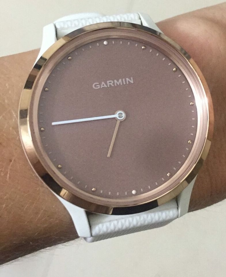 Garmin Vivomove HR Rosegold fitness watch with white straps