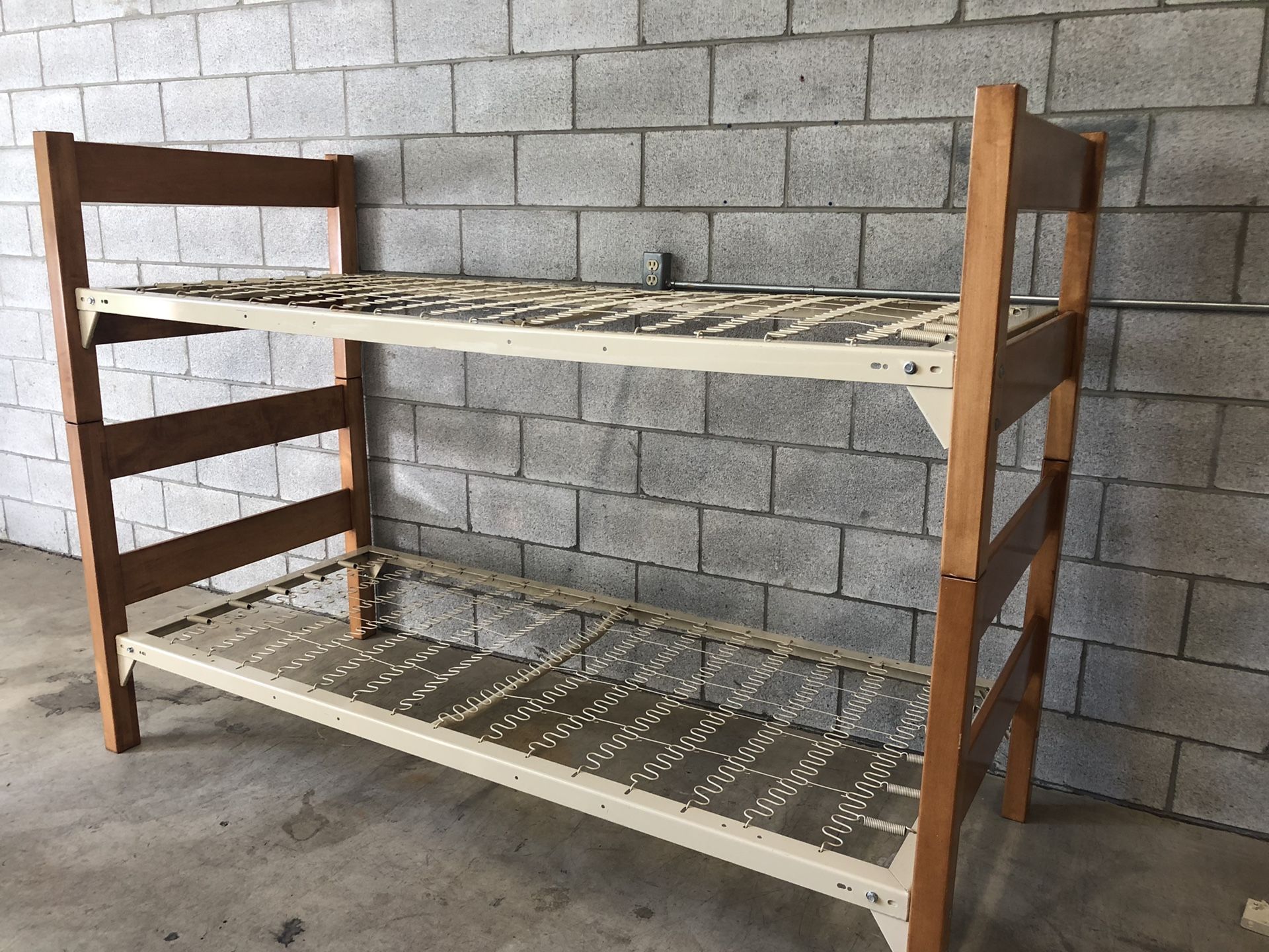 Twin/twin XL bunk bed