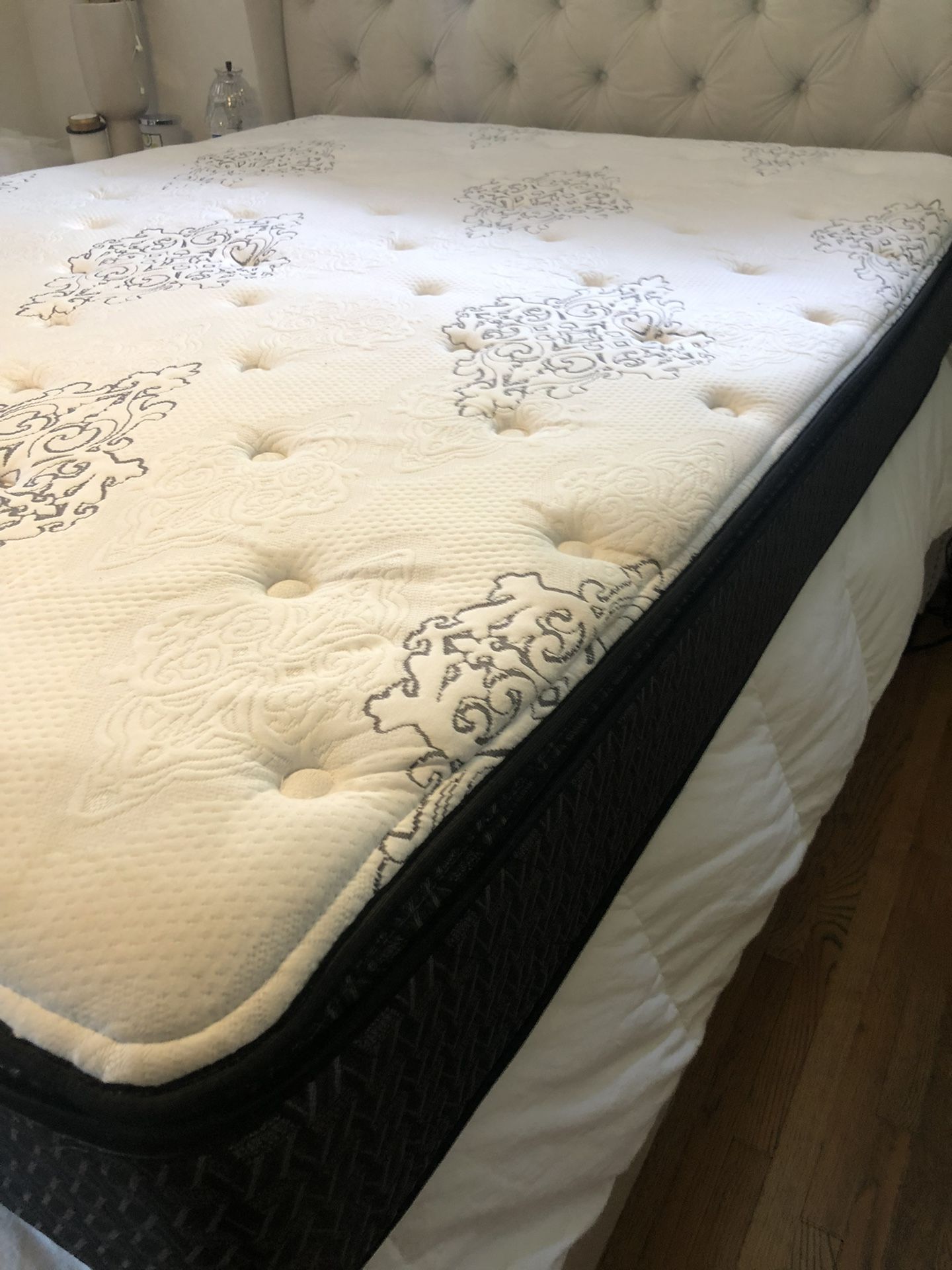 Sit N Sleep Sherlock Pillow Top Queen Mattress. Lightly Used.