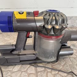 Free Dyson V8 Motörhead - For repair Or Parts