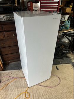Standing freezer insignia