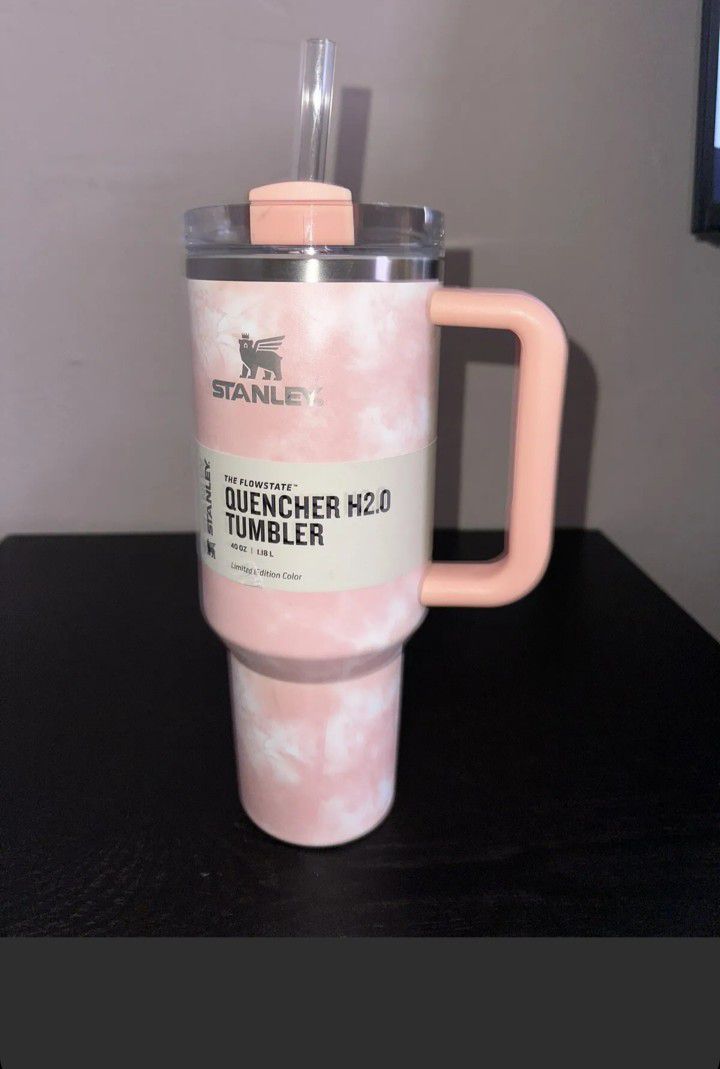 Stanley Adventure 40oz Stainless Steel Quencher Tumbler - White Terrazzo  Confetti for Sale in Pacifica, CA - OfferUp