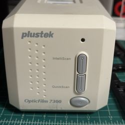 Plustek 7300 w/Carrying Case 35mm Film Scanner