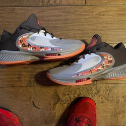 Nike Freak 4 Shoes Size 11.5