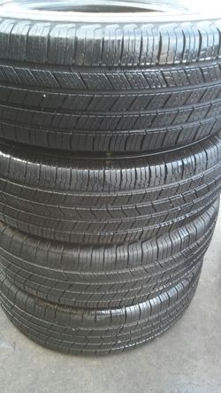 (4) P215/70R15 Michelin 85%