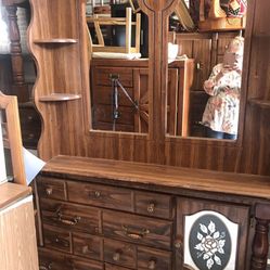 🌹BEAUTIFUL DRESSER AND MIRROR -SOLID -STURDY🌹