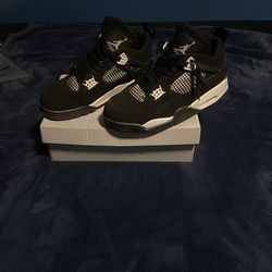 Jordan 4,  White Thunders