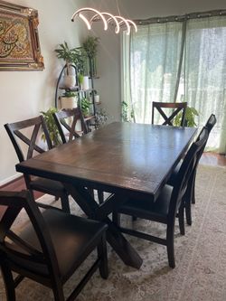 6-Person Extendable Solid Wood Dining Set – Very Good Condition