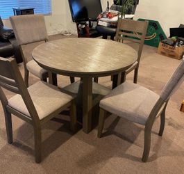 Beautiful Dining Room Set With 4 Cushioned Chairs