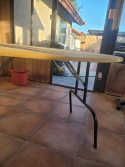 Folding round table