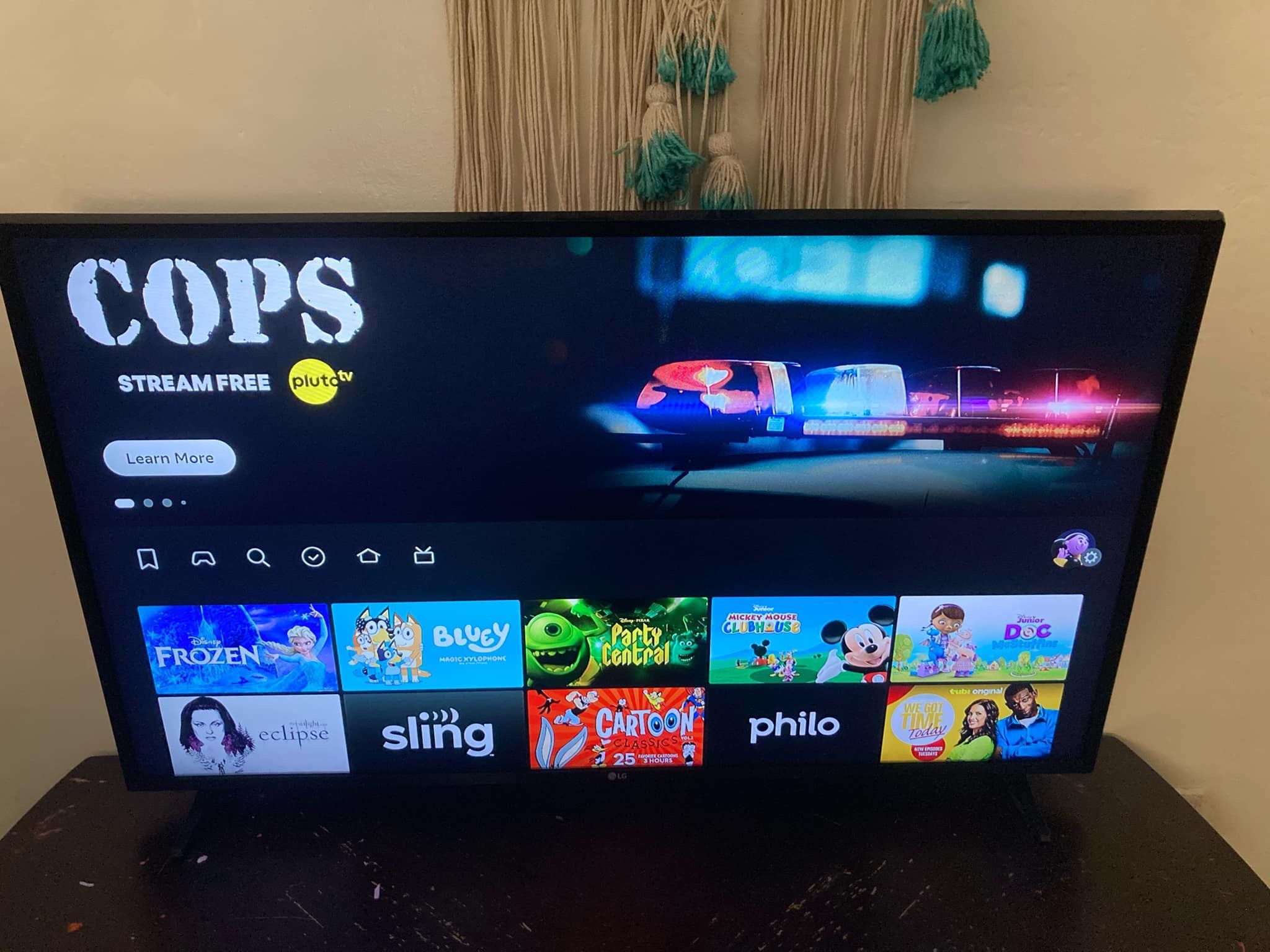 LG Smart Tv 47” With Remote
