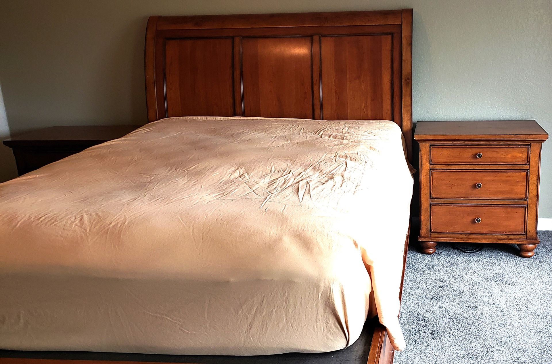 Queen Size Platform Bed With 2 Nightstands And Newer Bedding..