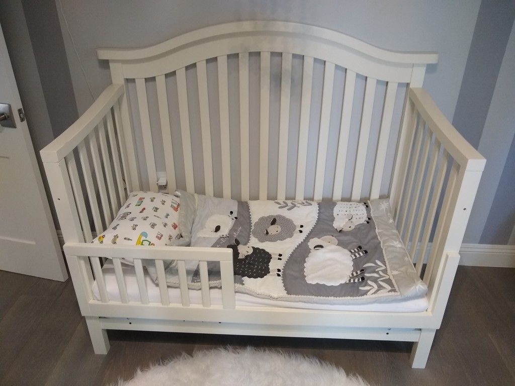 Toddler Bed / Crib