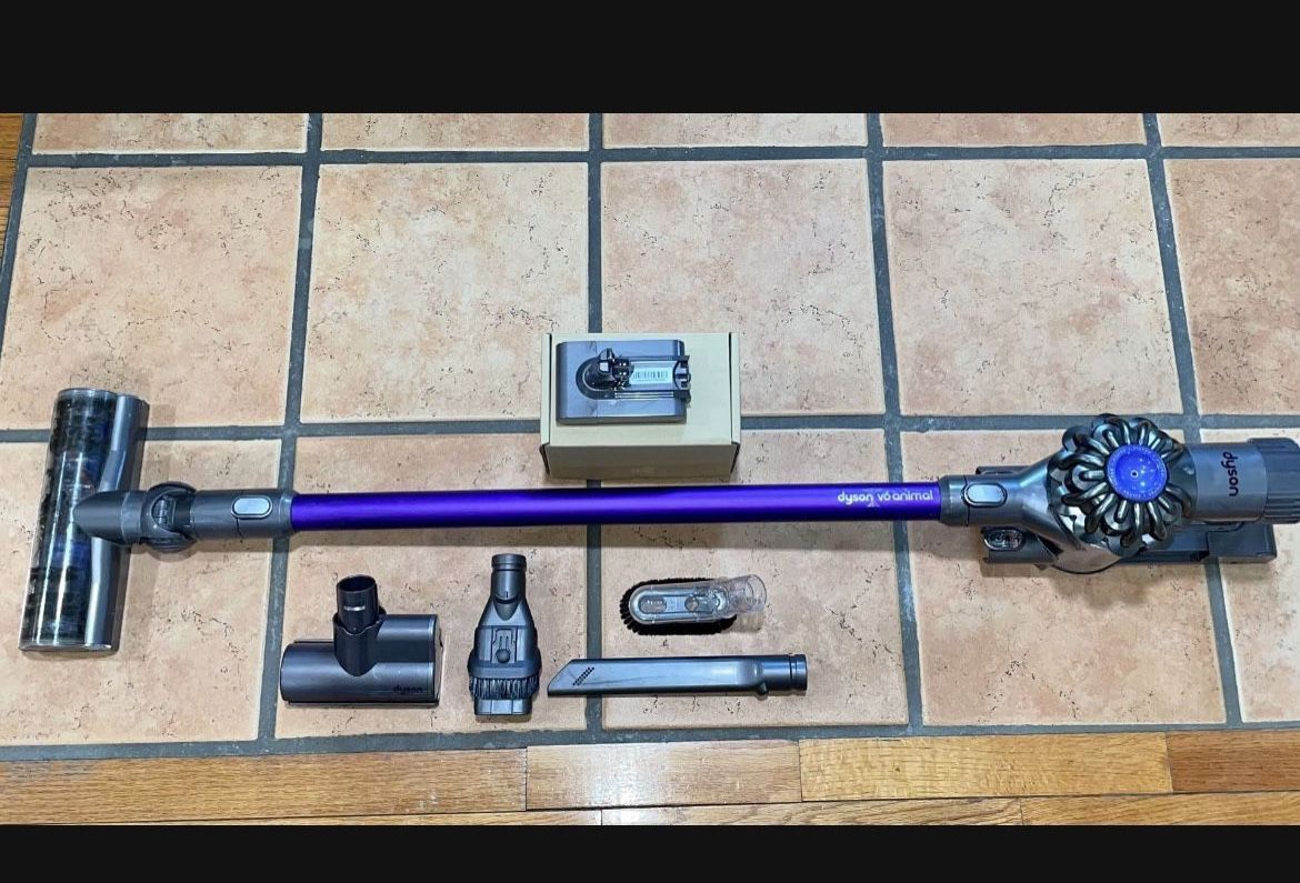 Dyson V6 Vacuum With Accessories 