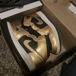 Size 3.5 Lightly Used, Need Shoe laces