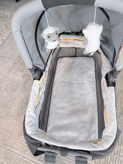 Baby Trend Rock-A-Bye Bassinet with Plush Toys – Excellent Condition