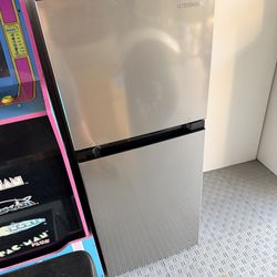 4.5 cubic inch Insignia fridge. New too small for my need