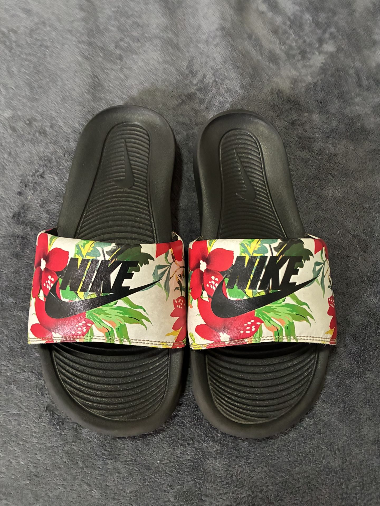 Nike Victori One Printed slides in a floral black
