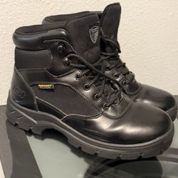 Skechers Mens Boots Size 9 ( One Boot Have Scratch See In Photo) 