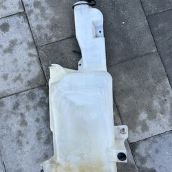 Windshield Washer Revoir For 99-06 Silverado