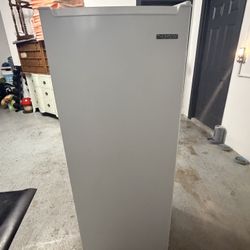 Magic Chef 5.8 cu. ft. Upright Freezer in White. 