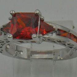 10kt yellow gold fashion ring with orange princess cut stones 4.0 grams size 7 . mint condition. 836527-1. 