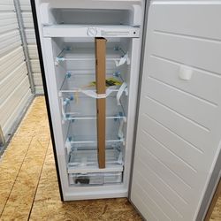 NEW 56-in High Vissani
7.1 cu. ft. Upright Freezer or Refrigerator Depending on Setting Garage Ready
