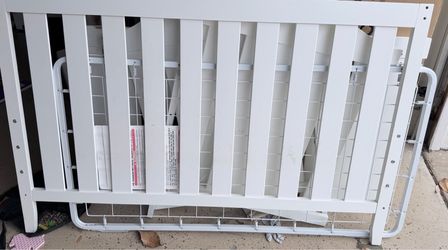 White Kid crib and mattress - Free