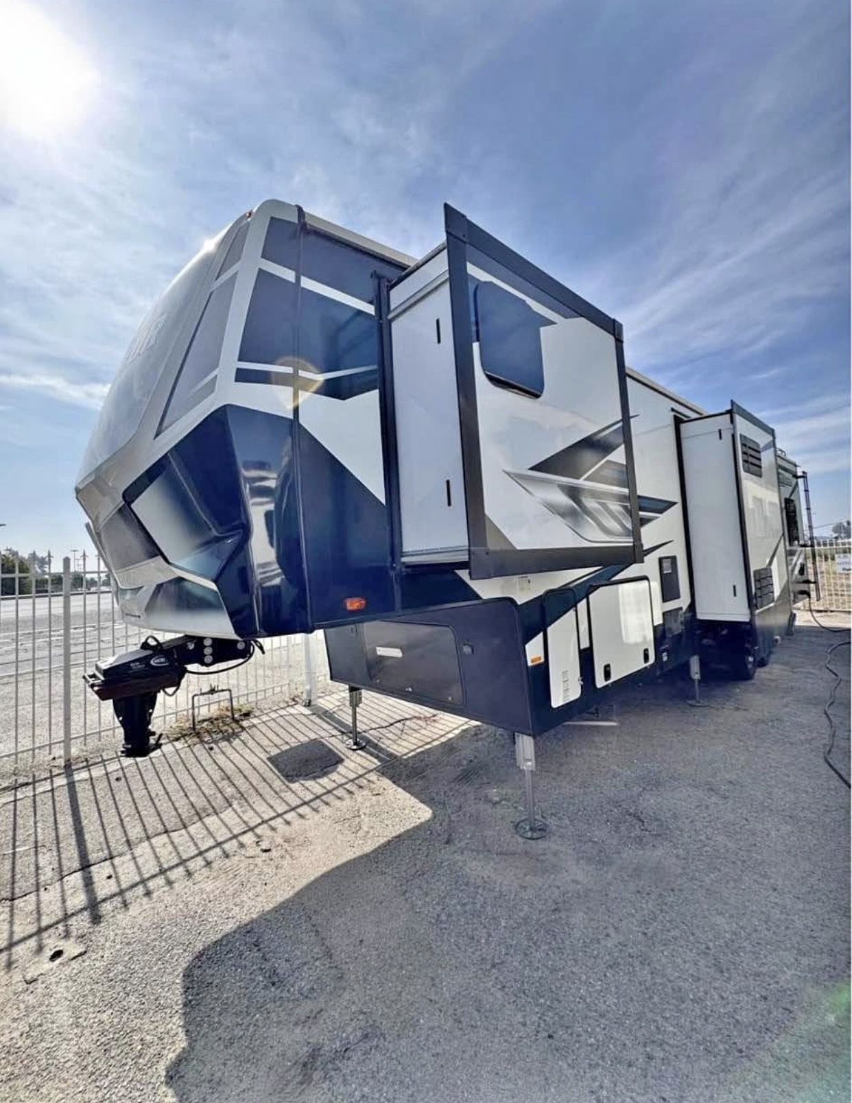 2022 Road Warrior Toy Hauler/ Rv/ Travel Trailer/ Fifth Wheel