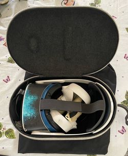 Oculus/Meta Quest 2 64GB with travel case