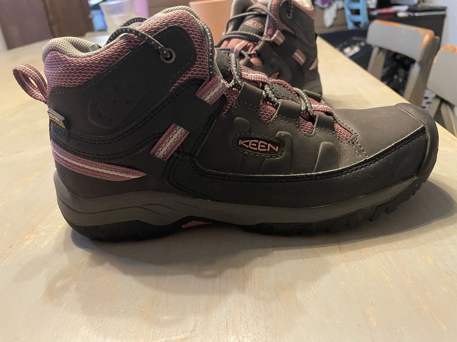 Girls keens Size 3