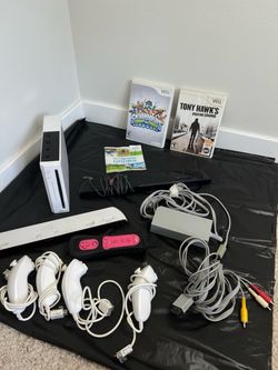 Nintendo Wii Console Bundle - 2 games, 4 nunchucks, 1 remote, 2 sensor bars