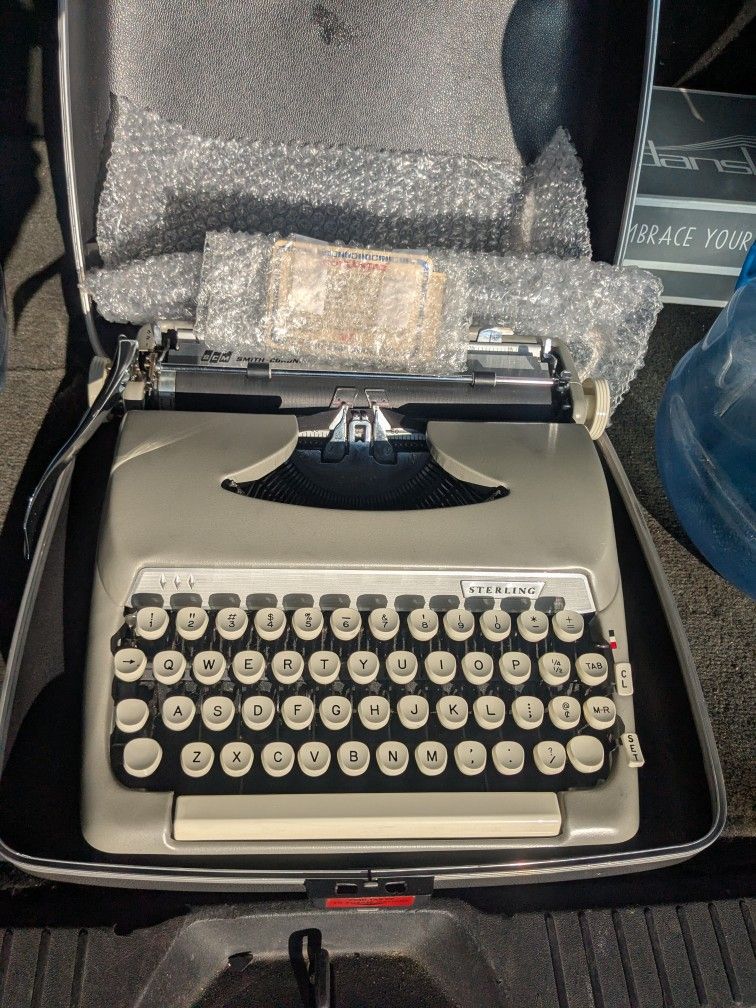 Old School Typewriter for Sale in Highland, CA - OfferUp