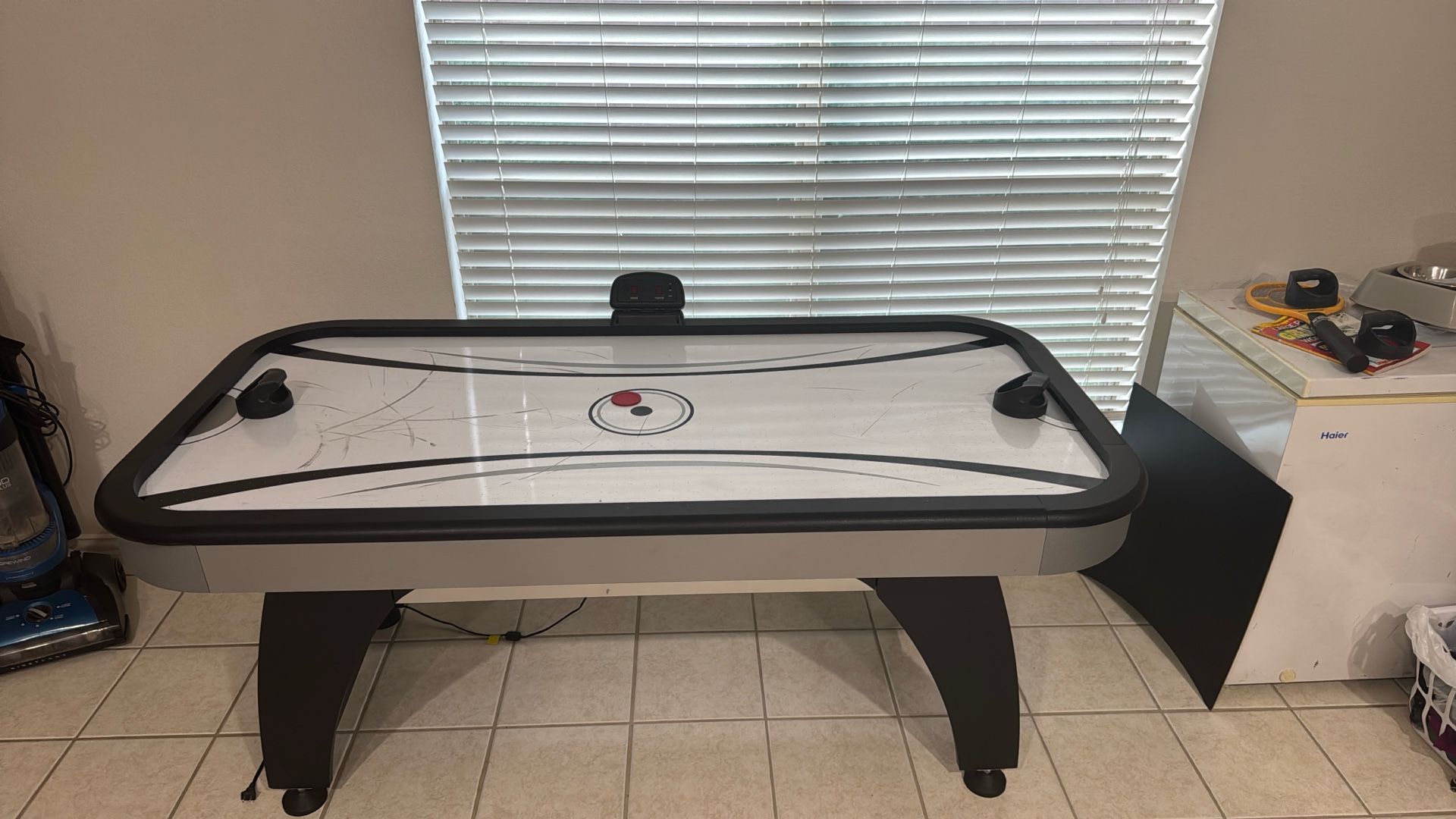 Hathaway Silverstreak 6-Foot Air Hockey Game Table for Family Game Rooms with Electronic Scoring, Black