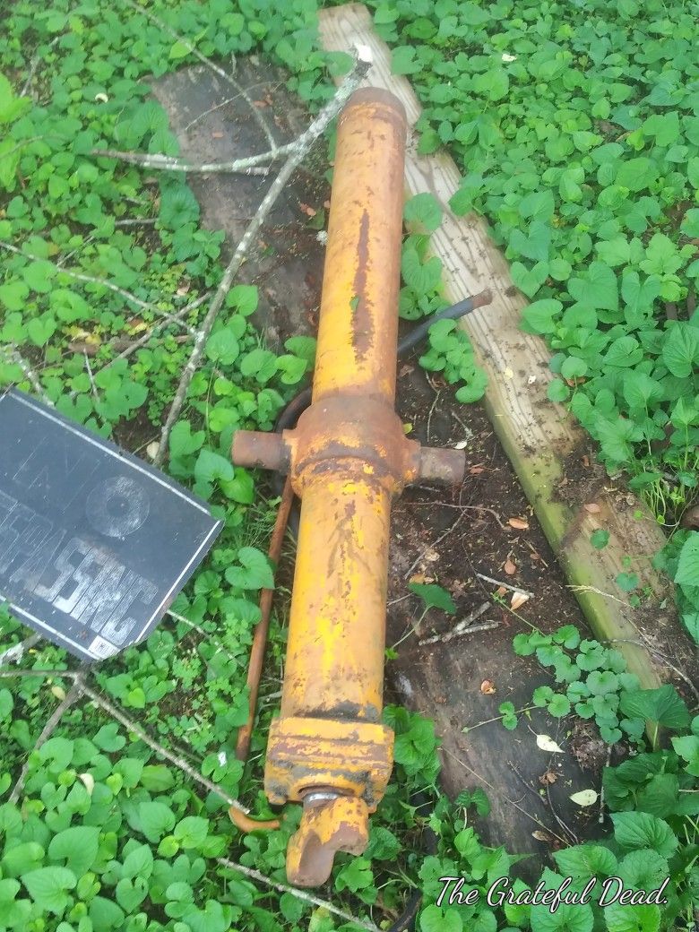 Hydraulic Cylinders For Sale Appx 40 In. Length With Appx. 4 In Bore. 3 Total